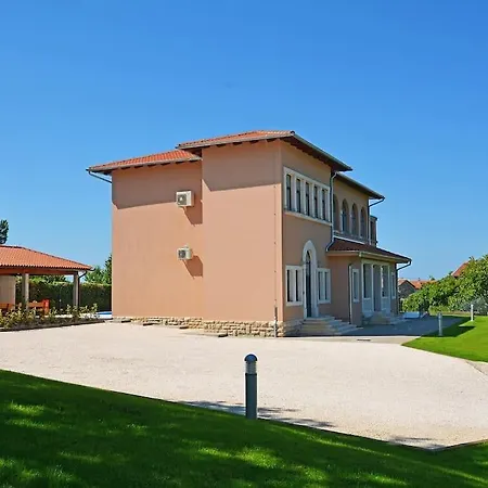 Old School House Tinjan