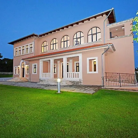 Old School House Tinjan